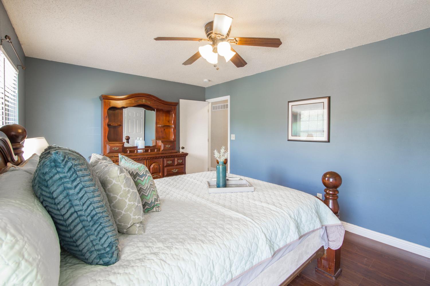 apartment-bed-bedroom-1501272.jpg